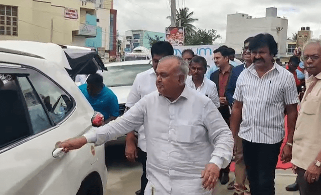 ಹೊಸೂರಿನಲ್ಲಿ ಆಸ್ಪತ್ರೆ ಉದ್ಘಾಟನೆ: ಲಿಫ್ಟ್‌ನಲ್ಲಿ ಸಿಲುಕಿದ ಸಚಿವ ರಾಮಲಿಂಗಾರೆಡ್ಡಿ.!