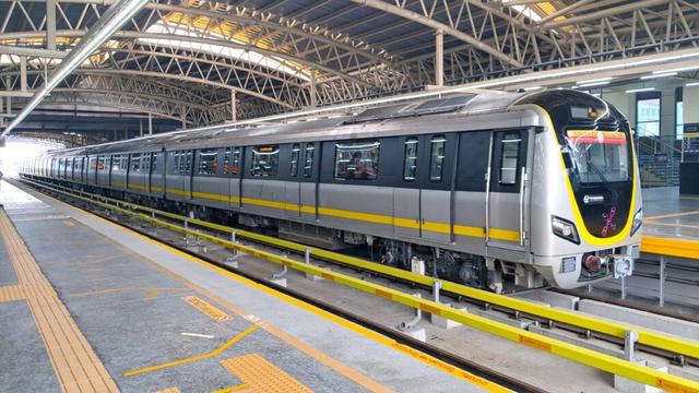 Bengaluru’s Yellow Line Metro Faces Backlash Over Lack of Seating at Key Stations..!