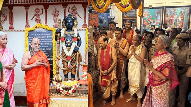 ಉಡುಪಿ ಶ್ರೀಕೃಷ್ಣಮಠದಲ್ಲಿ ನಿರ್ಮಲಾ ಸೀತಾರಾಮನ್–ಸುಧಾಮೂರ್ತಿ ಭಕ್ತಿ ಸೇವೆ: ಬೆಳ್ಳಿ ಪಾತ್ರೆ ಸ್ವಚ್ಛ, ಹೊಸ್ತಿಲಿಗೆ ಪೂಜೆ..!