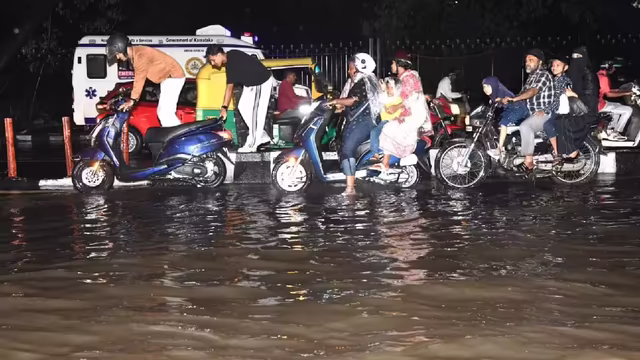 Bengaluru Drenched: Heavy Rain Disrupts Weekend, Floods Roads..!