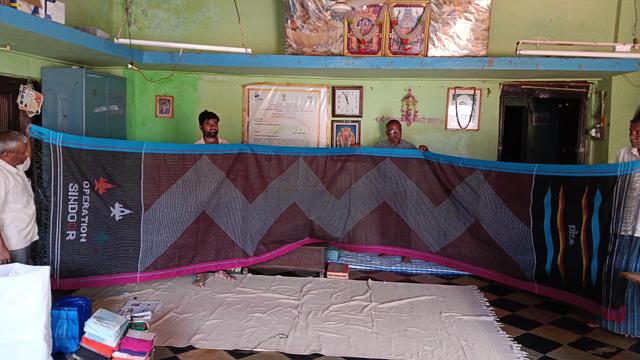ಗಜೇಂದ್ರಗಡದ ನೇಕಾರರ ಕಲೆ: "ಆಪರೇಷನ್ ಸಿಂಧೂರ" ಸೀರೆಯ ಮೂಲಕ ದೇಶಪ್ರೇಮದ ಸಂದೇಶ..!