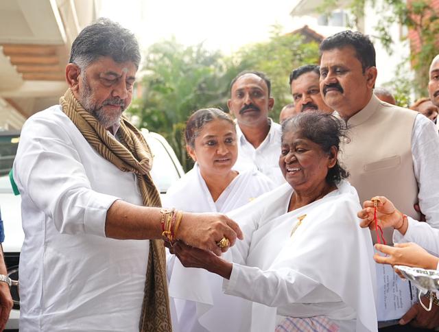 ಕುಮಾರಪಾರ್ಕ್ ಬ್ರಹ್ಮಕುಮಾರಿಯವರಿಂದ ರಕ್ಷಾ ಬಂಧನ: ಡಿ.ಕೆ. ಶಿವಕುಮಾರ್‌ ರವರಿಗೆ ರಾಖಿ ಕಟ್ಟಿ ಆಧ್ಯಾತ್ಮಿಕ ಶುಭಾಶಯ ತಿಳಿಸಿದ್ದಾರೆ..