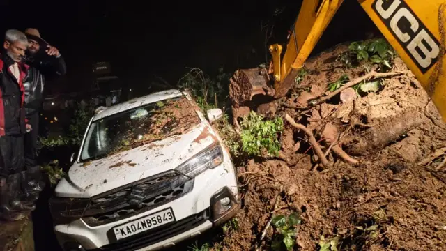 ಮಂಗಳೂರು-ಬೆಂಗಳೂರು ರೈಲು ಸಂಚಾರ ಮಾರ್ಗದಲ್ಲಿ ಗುಡ್ಡ ಕುಸಿತ – ರಾತ್ರಿಯಿಡೀ ತೆರವು ಕಾರ್ಯ