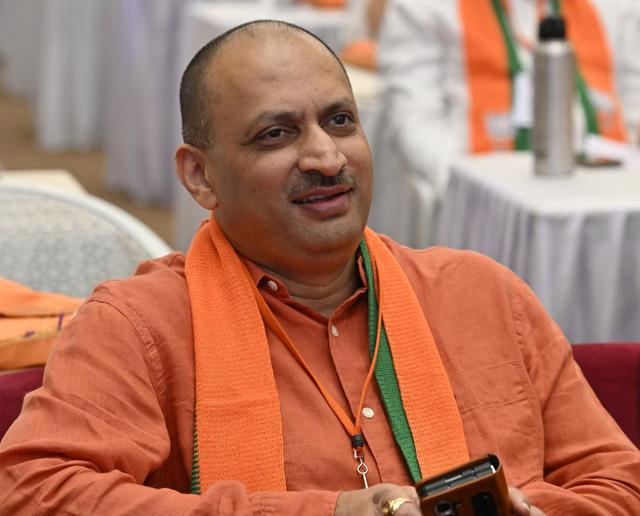 Anant Kumar Hegde’s Car Accident: Driver and Gunman Assault Another Car Driver!