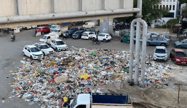 A woman posted about a road full of garbage right in front of the minister’s house in Gurugram—do you know what happened next?