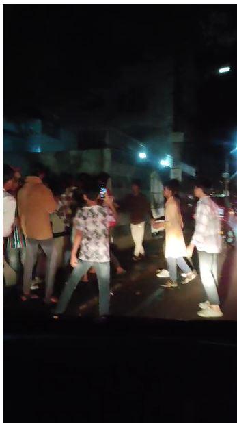 ಬೆಂಗಳೂರಿನಲ್ಲಿ ಪುಡಿ ರೌಡಿಗಳ ಅಟ್ಟಹಾಸ : ನಡುರಸ್ತೆಯಲ್ಲೇ ಮಾರಕಾಸ್ತ್ರಗಳಿಂದ ಹಲ್ಲೆ