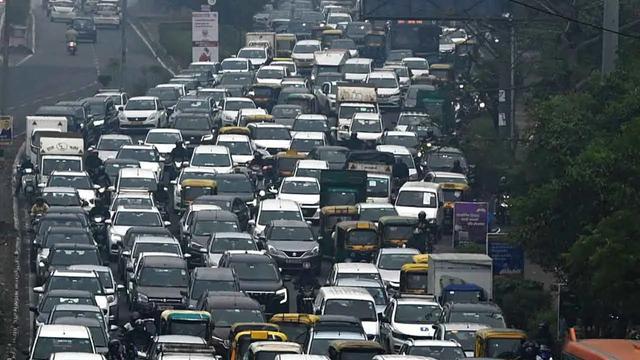 Delhi Government Yields to Public Pressure: Temporary Halt on Fuel Ban for Old Vehicles